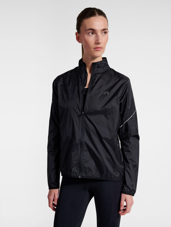 nwlPACKABLE TRAIL W JACKET, BLACK, model
