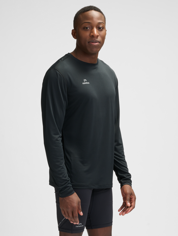 nwlBEAT T-SHIRT L/S, BLACK, model