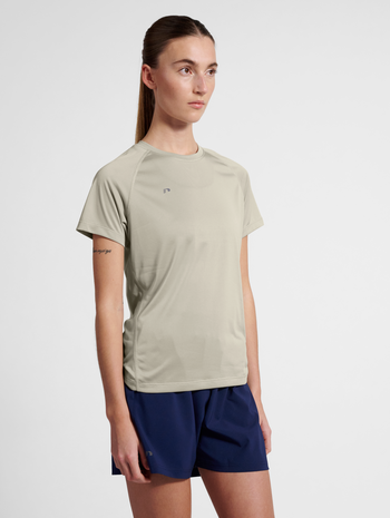 nwlBEAT W T-SHIRT, AGATE GREY, model
