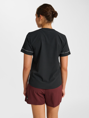 nwlBREATHE W T-SHIRT, BLACK, model