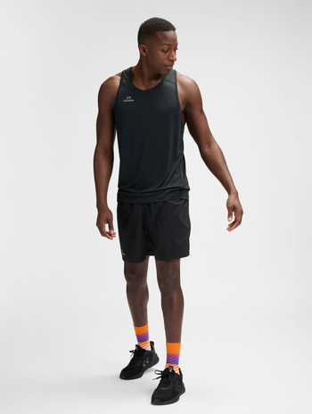 nwlBEAT SINGLET, BLACK, model